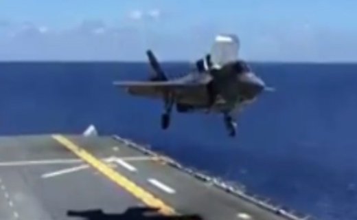 فرود جنگنده عمود پرواز F35 بر روی ناو جنگی + فیلم