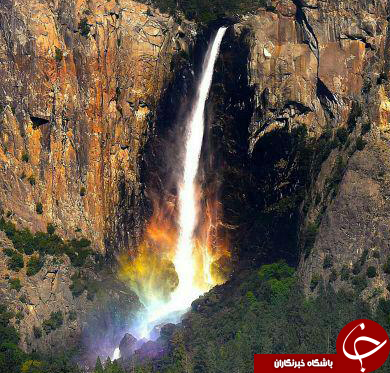 منظره ای زیبا از تابش نور آفتاب در یک آبشار