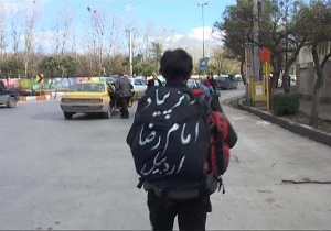 زائر اردبیلی با پای پیاده عازم حرم امام رضا (ع) شد