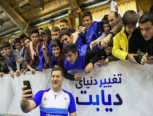 سلفی علی دایی با تماشاگران