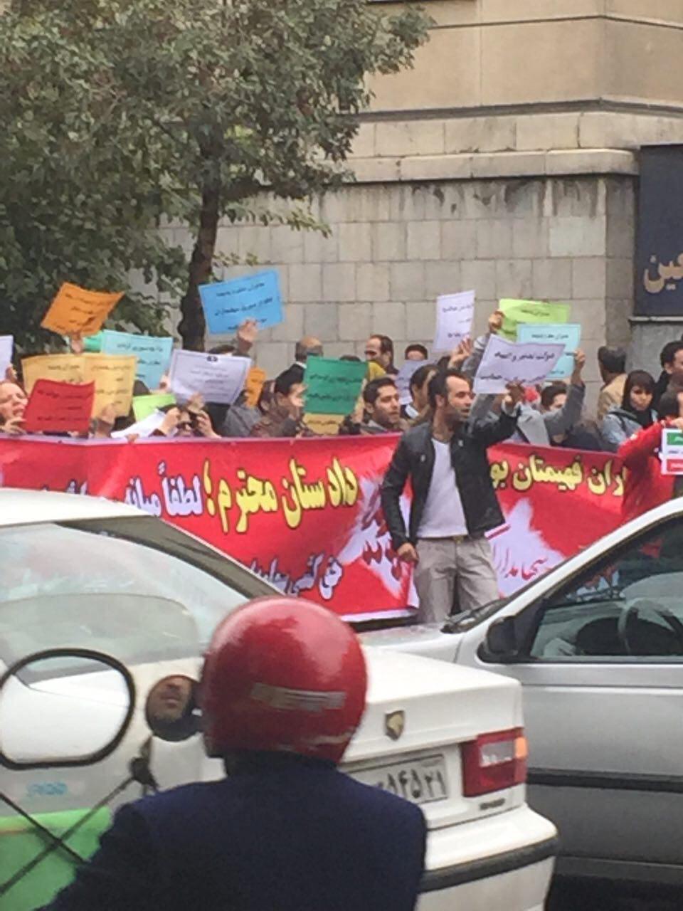 تجمع سهام داران پدیده شاندیز مقابل دادستانی + تصاویر