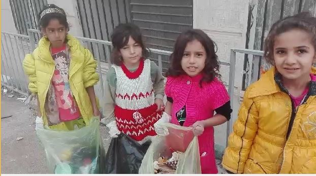 جمع آوری زباله با دستان فرشتگان کوچولو + فیلم