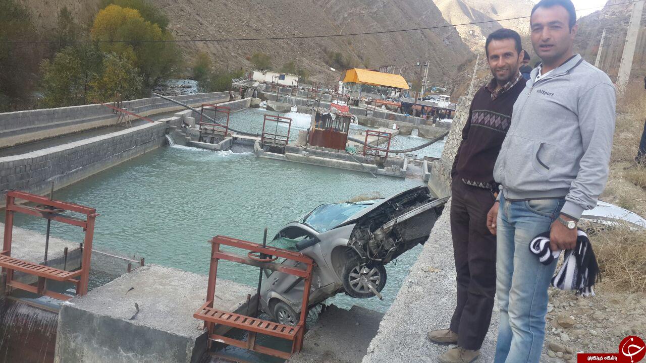 واژگون شدن خودرو در کانال پرورش ماهی + تصاویر