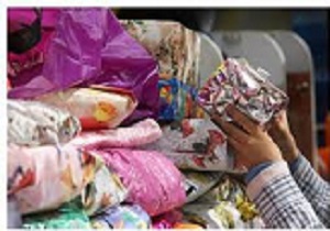 توزیع کمک های نقدی و غیر نقدی بین دانش آموزان نیازمند