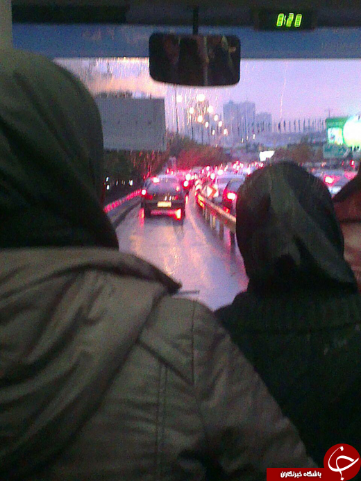 بارش باران و رانندگی در خط ویژه