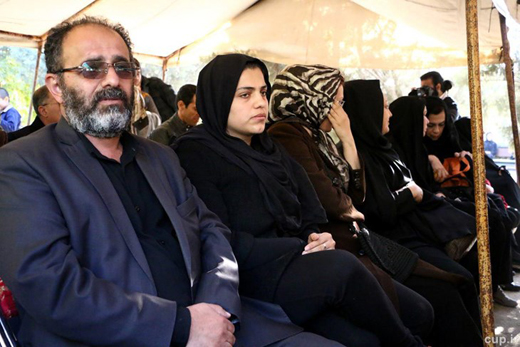 عکس/ حضور همسر مرحوم هادی نوروزی بر سر مزار ستاره گلزن استقلال