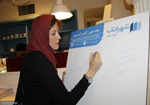 آرزوی مهتاب کرامتی در یک کتابفروشی