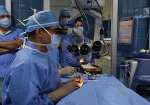 انجام 8 عمل جراحی چشم توسط وزیر بهداشت در شاهرود+عکس