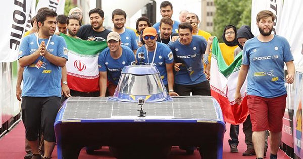 شادی تیم ایران پس از عبور غزال ایرانی از خط پایان مسابقات جهانی خودروهای خورشیدی