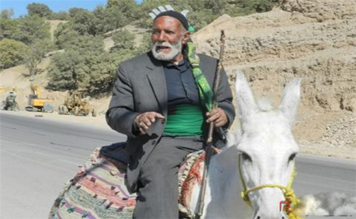 عزاداری منحصر بفرد پیرمرد 75 ساله + عکس