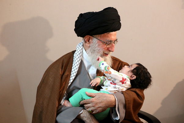 حاشیه&zwnj;های حضور رهبر انقلاب در منزل سردار شهید همدانی + تصاویر