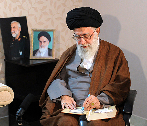 حاشیه&zwnj;های حضور رهبر انقلاب در منزل سردار شهید همدانی + تصاویر