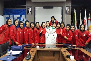اهدا پیراهن تیم ملی فوتسال بانوان به کودک سرطانی