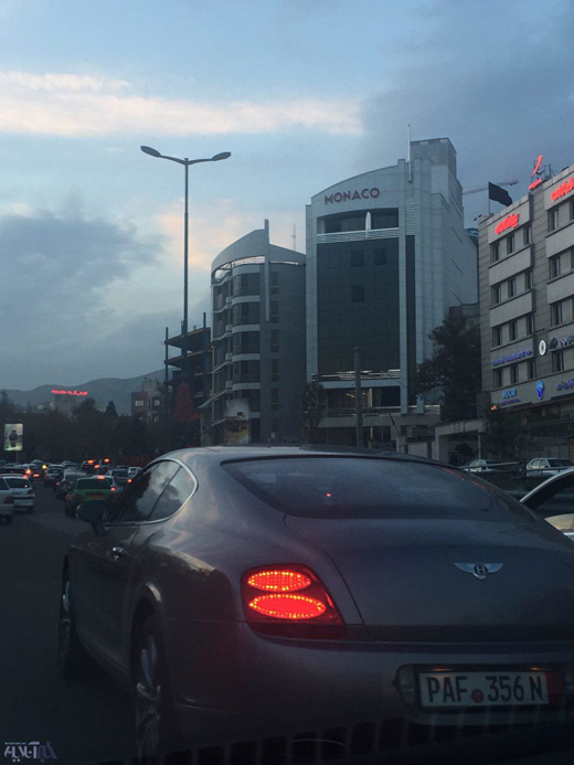 بنتلی با پلاک بین المللی در پارک وی +تصاویر
