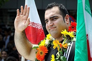قویترین مرد وزنه‌برداری جهان از مسابقات جهانی جا ماند+ فیلم لحظه مصدومیت