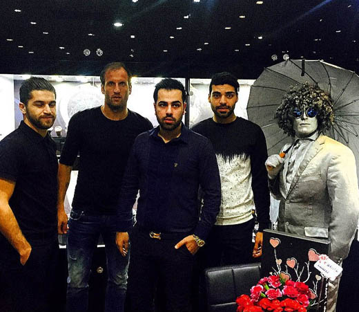 عکس / 3 بازیکن پرسپولیس در فروشگاه محسن بنگر