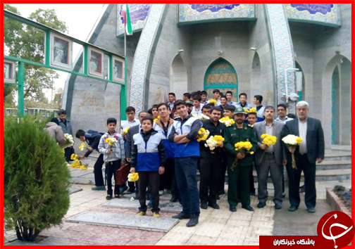 گلباران قبور شهدای استان مرکزی زیر باران+تصاویر