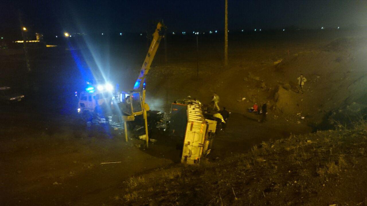 واژگونی کامیون در آزادراه قزوین - کرج