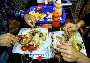 خوردن پای ثابت تفریحات ایرانی‌ها
