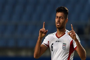 مدافع ایرانی تیانجین گلش را به نوروزی تقدیم کرد
