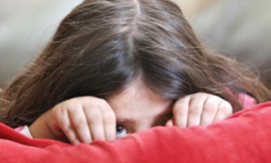 دلایل خجالتی بودن کودک را بشناسید