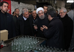 بازدید روحانی از کارخانه شیشه‌سازی مینا/ عزاداری اربعین در جمع کارگران