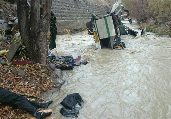 سرهنگ اسفندیاری:سقوط مرگبار مینی بوس زائران به دره 60 متری/10 تن کشته و مجروح شدند