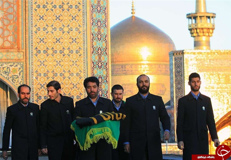 پرچم گنبد منور امام رضا (ع) به حرم مطهر امام حسین(ع) اهدا شد