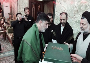 پرچم گنبد منور رضوی به حرم مطهر امام حسین(ع) اهدا شد