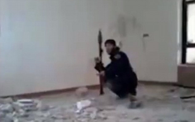 حماقت خندهآور یک داعشی در هنگام پرتاب آرپیجی + تصاویر حماقت خندهآور یک داعشی در هنگام پرتاب آرپیجی + تصاویر