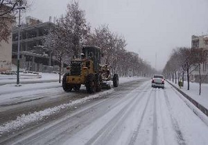 انجام عملیات برف روبی در سطح شهرسنندج