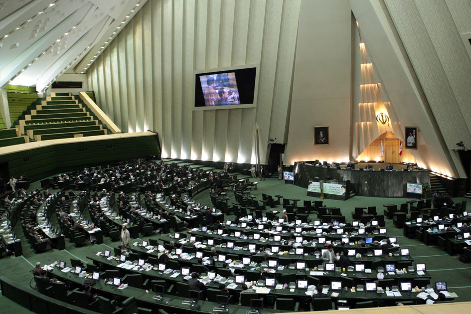 مجلس موارد ممنوعیت اشخاص در پستها و مشاغل حساس را تعیین کرد مجلس موارد ممنوعیت اشخاص در پستها و مشاغل حساس را تعیین کرد