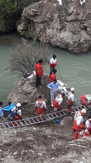 یک مفقودی دیگر حادثه سقوط مینی&zwnj;بوس زائران پیدا شد/ امدادگران به دنبال آخرین قربانی