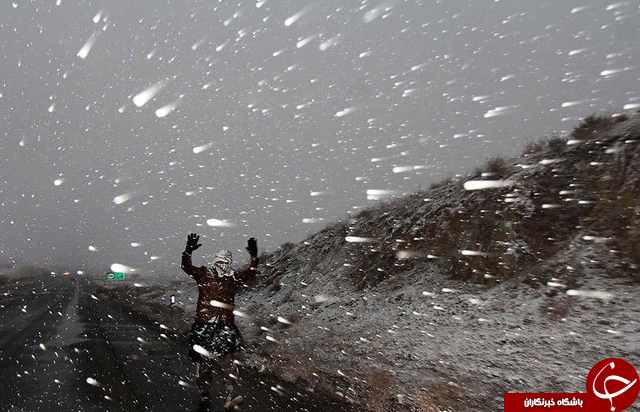 پیاده روی زائران پیاده در جاده های منتهی به مشهد زیر بارش برف
