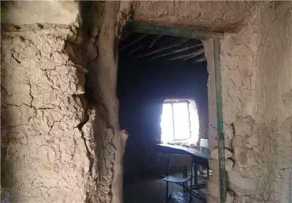 مدرسه ای که از داشتن حتی یک تخته سیاه محروم است