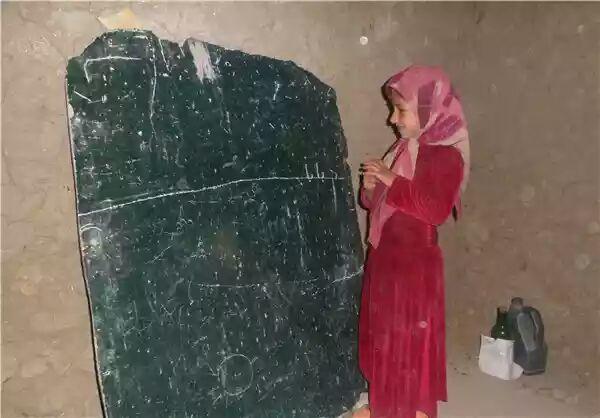 مدرسه ای که از داشتن حتی یک تخته سیاه محروم است