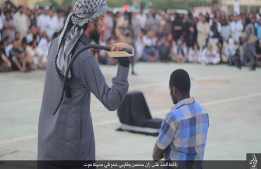 عکس/مجازات عجیب داعش برای متهمان شرب خمر در لیبی با شلاق