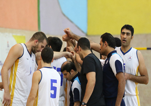 شکست یک‌نیمه‌ای صدرنشین در  آبادان