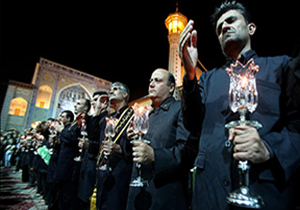 مراسم لاله گردانی حرم شاهچراغ (ع) در شب شهادت امام رضا (ع)