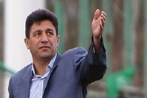 ژنرال روی نیمکت تراکتور می نشیند
