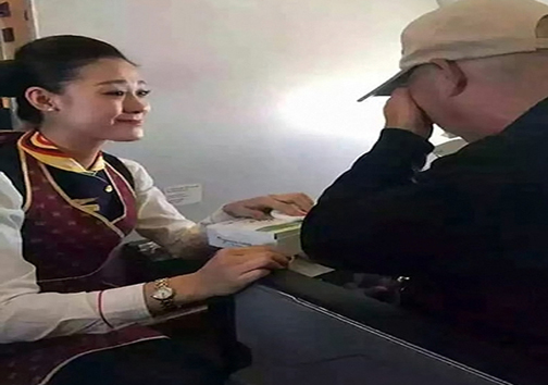 عکس/ مهمانداری که اشک مسافر را درآورد