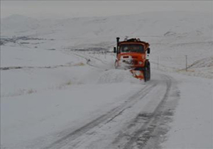 آغاز بارش برف و لغزندگی محورهای مواصلاتی استان زنجان