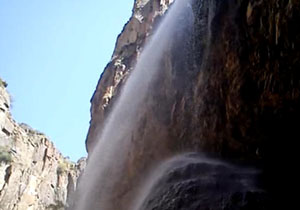 آبشاری زیبا در روستای قره حصارلو + فیلم