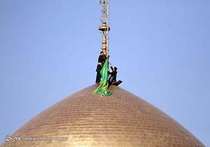 تعویض پرچم گنبد حرم مطهر علی ابن موسی الرضا(ع) + تصاویر