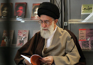 مقام معظم رهبری گزیده‌ای از آثار خطی خود را به کتابخانه آستان قدس اهدا کردند