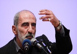دشمن سخنان خود را از زبان افرادی مطرح می‌کند که سابقه حضور مثبت در انقلاب دارند