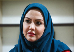 مجری تلویزیون آثار بایک بیات را دکلمه می‌کند