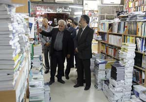 بازدید معاون امور فرهنگی از کتابفروشی پنج استاد در بندرعباس