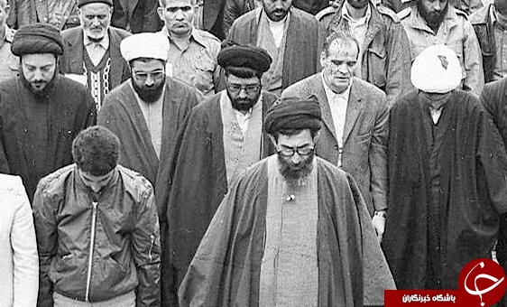 نماز جماعت اوایل انقلاب با امامت آیت الله خامنه ای+ عکس