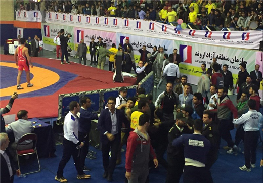 تصاویر/ درگیری کشتی&zwnj;گیرهای ایرانی در مسابقات جهانی و هجوم تماشاگران به زمین!